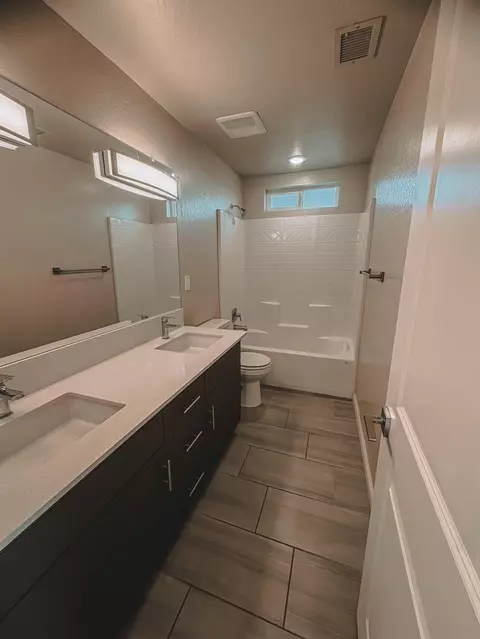Bath - 3335 Las Rosas Ave, Clovis, CA 93619 photo 2 of 5