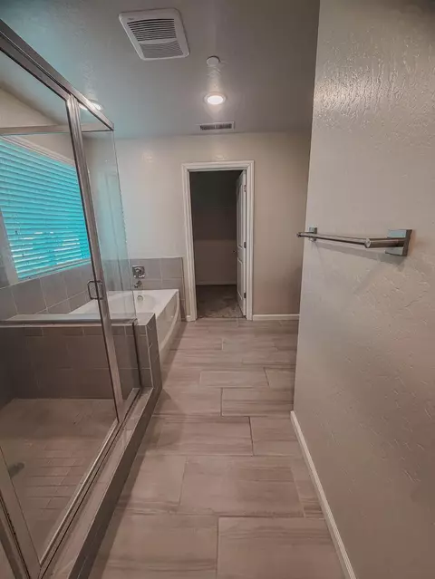 Bath - 3335 Las Rosas Ave, Clovis, CA 93619 photo 3 of 5