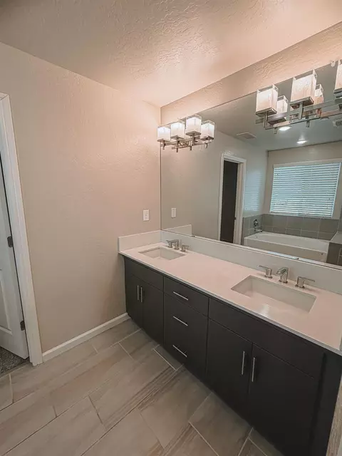 Bath - 3335 Las Rosas Ave, Clovis, CA 93619 photo 4 of 5