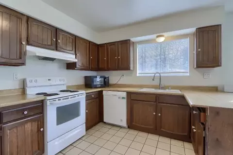 Kitchen - 40632 Goldside Dr, Oakhurst, CA 93644 photo 2 of 3