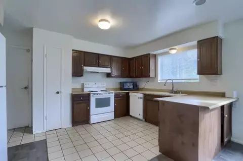 Kitchen - 40632 Goldside Dr, Oakhurst, CA 93644 photo 1 of 3