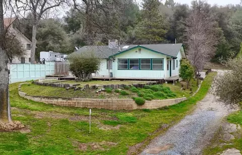 Exterior - 40632 Goldside Dr, Oakhurst, CA 93644 photo 8 of 11