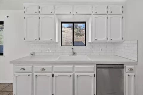 Kitchen - 28368 River Road Way, Madera, CA 93636 photo 2 of 2