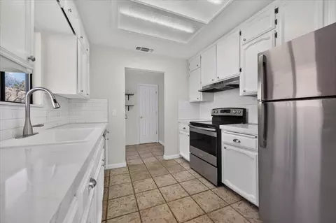 Kitchen - 28368 River Road Way, Madera, CA 93636 photo 1 of 2
