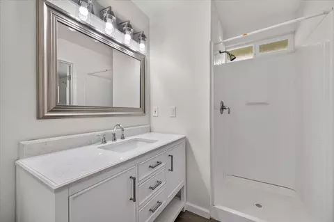 Bath - 28368 River Road Way, Madera, CA 93636 photo 4 of 4