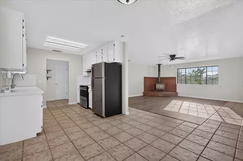 Living - 28368 River Road Way, Madera, CA 93636 photo 2 of 4