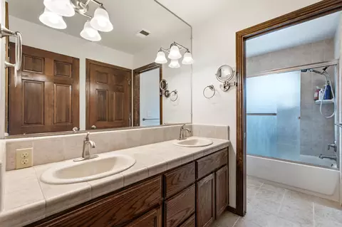 Bath - 505 S Del Norte Ave, Kerman, CA 93630 photo 2 of 3