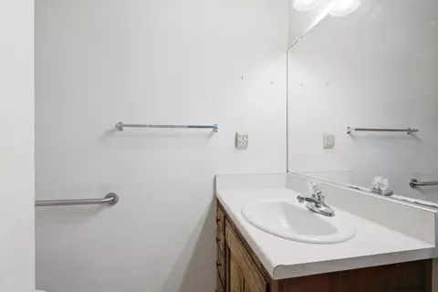 Bath - 509 Ashlan Way, Madera, CA 93638 photo 1 of 3