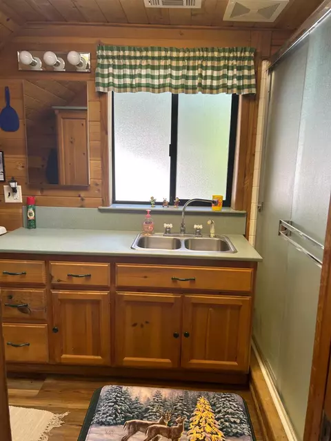 Bath - 1237 Cedar Ave, Fish Camp, CA 93623 photo 5 of 6