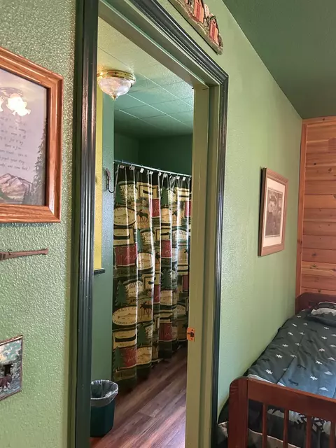 Bath - 1237 Cedar Ave, Fish Camp, CA 93623 photo 1 of 6