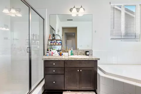 Bath - 4167 Poe Ave, Clovis, CA 93619 photo 4 of 6