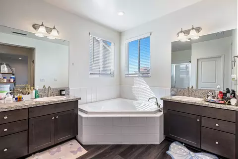 Bath - 4167 Poe Ave, Clovis, CA 93619 photo 3 of 6