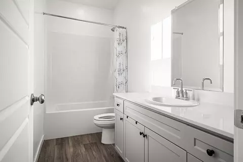 Bath - 3279 Montana Ave, Clovis, CA 93619 photo 1 of 3