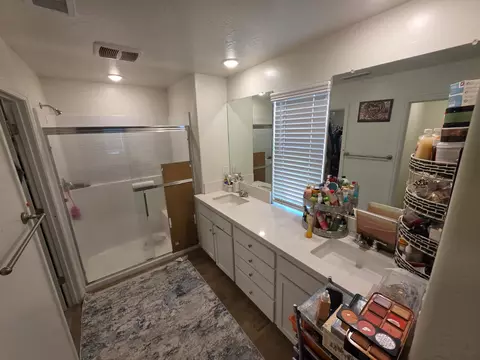 Bath - 6452 E Malbec Dr, Fresno, CA 93727 photo 3 of 4