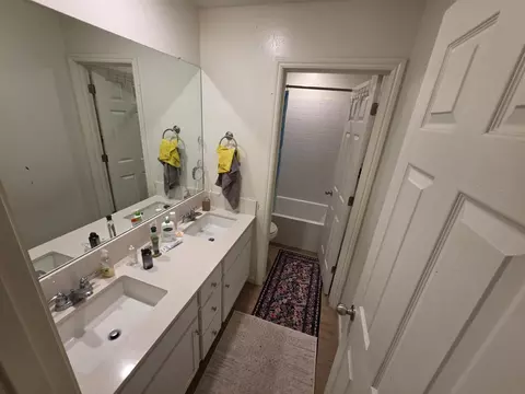 Bath - 6452 E Malbec Dr, Fresno, CA 93727 photo 4 of 4