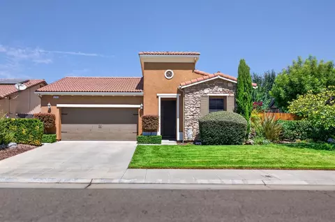 3745 Robinwood Ave, Clovis, CA 93619