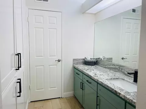 Bath - 1472 Mayflower Way, Clovis, CA 93612 photo 3 of 3