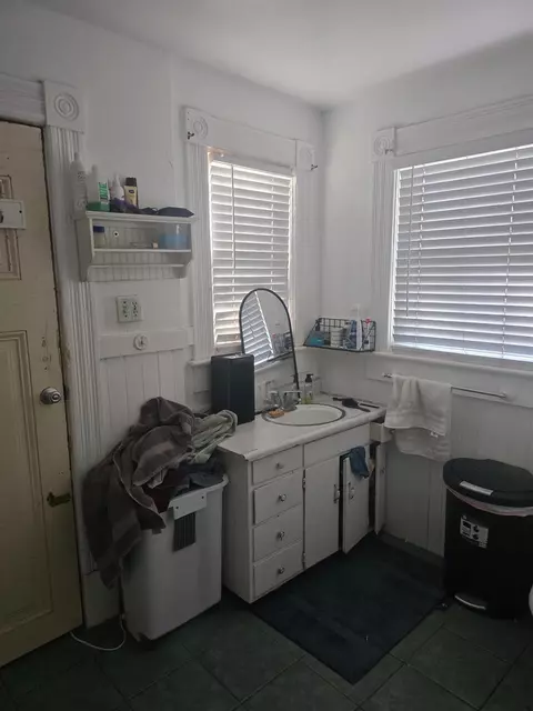 Bath - 409 N D St, Madera, CA 93638 photo 4 of 5