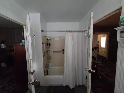 Bath - 409 N D St, Madera, CA 93638 photo 3 of 5