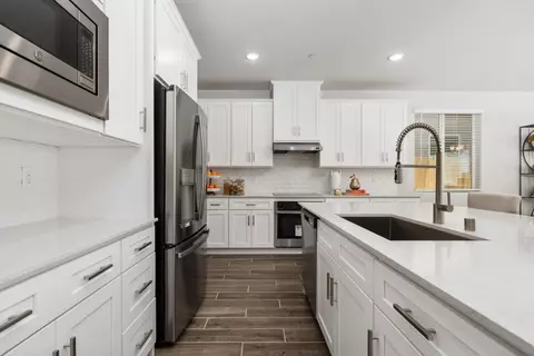 Kitchen - 659 Solar Ln, Clovis, CA 93619 photo 3 of 12