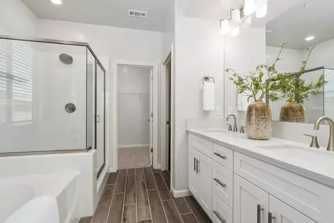 Bath - 659 Solar Ln, Clovis, CA 93619 photo 3 of 5