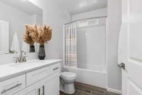 Bath - 691 Solar Ln, Clovis, CA 93619 photo 1 of 5