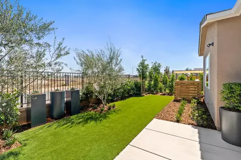 Exterior - 739 Solar Ln, Clovis, CA 93619 photo 2 of 7
