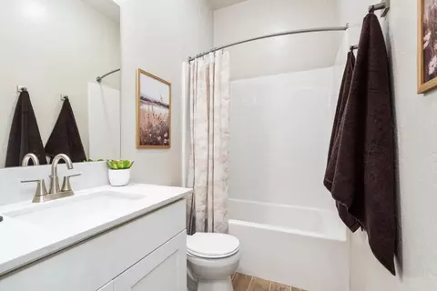 Bath - 739 Solar Ln, Clovis, CA 93619 photo 2 of 4