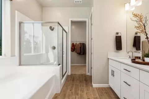 Bath - 739 Solar Ln, Clovis, CA 93619 photo 3 of 4