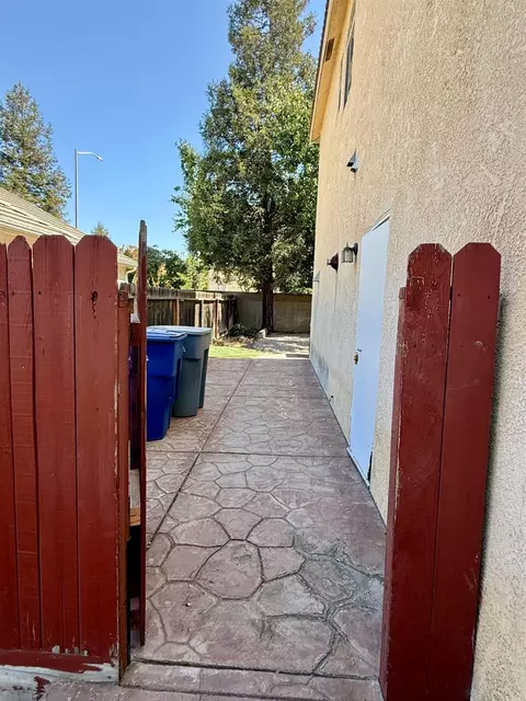 Exterior - 1940 Lawrence Ave, Clovis, CA 93611 photo 7 of 15