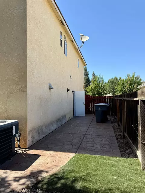 Exterior - 1940 Lawrence Ave, Clovis, CA 93611 photo 9 of 15