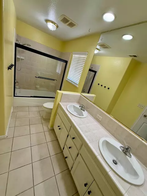 Bath - 1940 Lawrence Ave, Clovis, CA 93611 photo 3 of 4