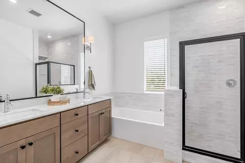 Bath - 1236 Windmill Ave, Clovis, CA 93619 photo 2 of 2