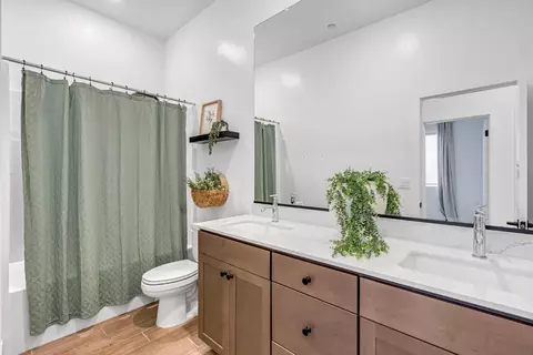 Bath - 1236 Windmill Ave, Clovis, CA 93619 photo 1 of 2