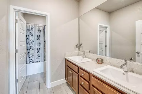 Bath - 697 Expedition Way, Madera, CA 93636 photo 2 of 2