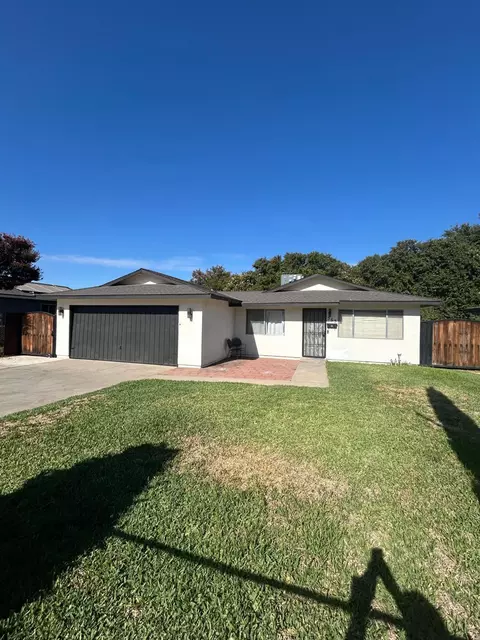 353 Holly St, Woodlake, CA 93286