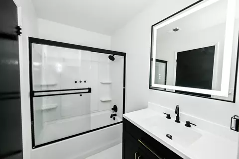 Bath - 952 Holly Ave, Clovis, CA 93611 photo 1 of 2