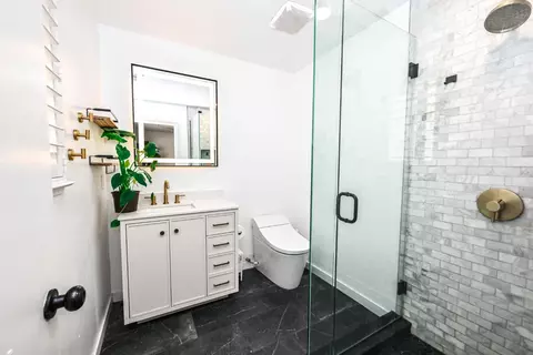 Bath - 952 Holly Ave, Clovis, CA 93611 photo 2 of 2
