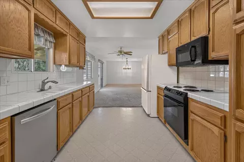 Kitchen - 12778 Mesa Dr, Madera, CA 93636 photo 6 of 6