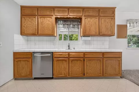 Kitchen - 12778 Mesa Dr, Madera, CA 93636 photo 4 of 6