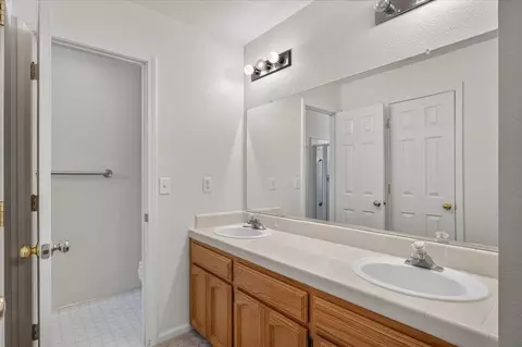 Bath - 12778 Mesa Dr, Madera, CA 93636 photo 2 of 3