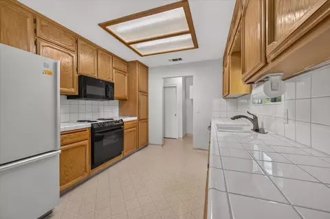 Kitchen - 12778 Mesa Dr, Madera, CA 93636 photo 3 of 6