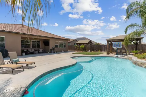 Exterior - 3977 Bellaire Ave, Clovis, CA 93619 photo 7 of 8