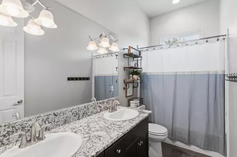 Bath - 3977 Bellaire Ave, Clovis, CA 93619 photo 2 of 2