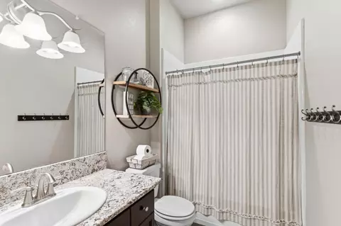 Bath - 3977 Bellaire Ave, Clovis, CA 93619 photo 1 of 2