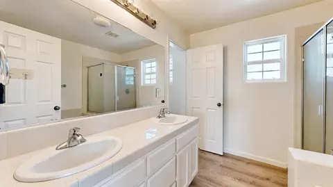 Bath - 736 Morris, Madera, CA 93637 photo 3 of 4
