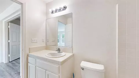 Bath - 736 Morris, Madera, CA 93637 photo 1 of 4
