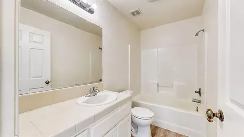 Bath - 736 Morris, Madera, CA 93637 photo 2 of 4