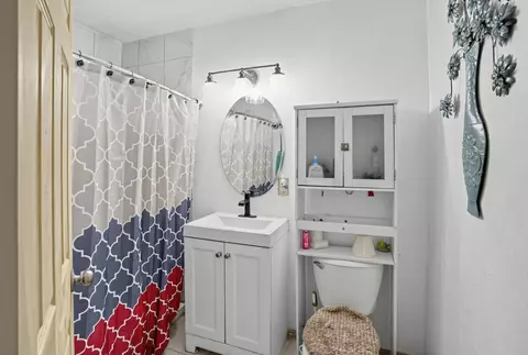 Bath - 8642 E Ostler St, Selma, CA 93662 photo 1 of 1