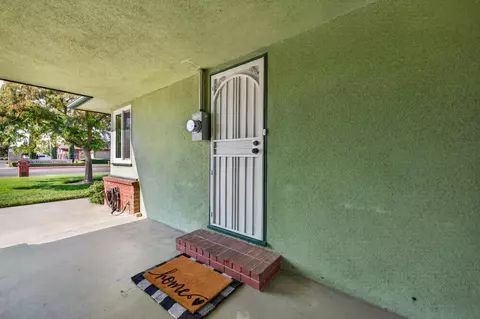 Exterior - 75 W Sierra Ave, Clovis, CA 93612 photo 4 of 15